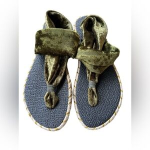Nalho Velvet Olive Yoga Sandals Women’s Size 9